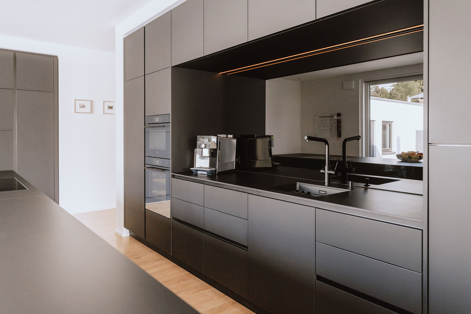 designkueche-schwarz-antifingerprint-bretten Architektonische Manufakturküche in schwarz, wandbündig eingebaut